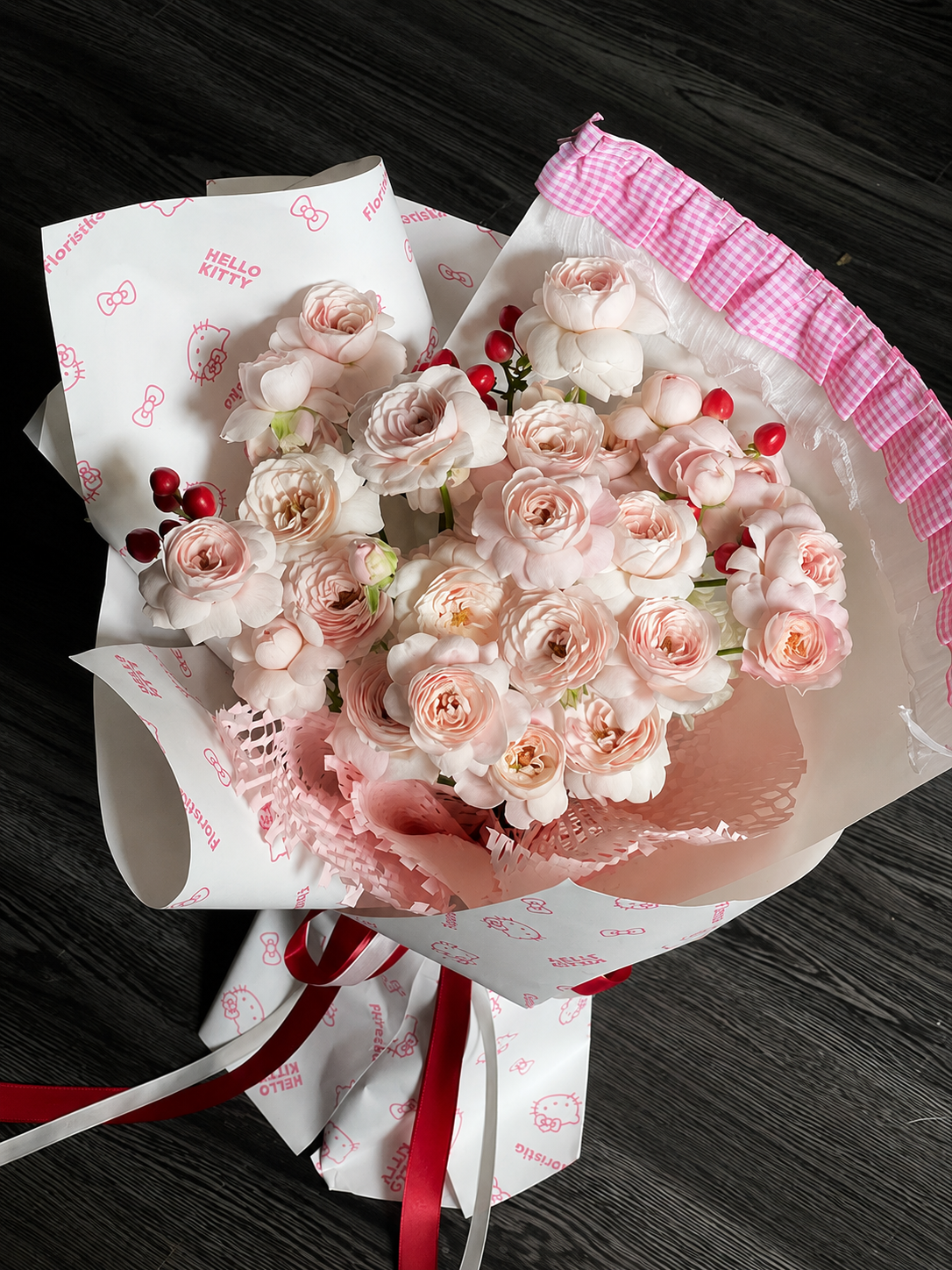 Sweet Berry Kitty chi tiết 1-3 - hoa valentine hong kem do Flocaa