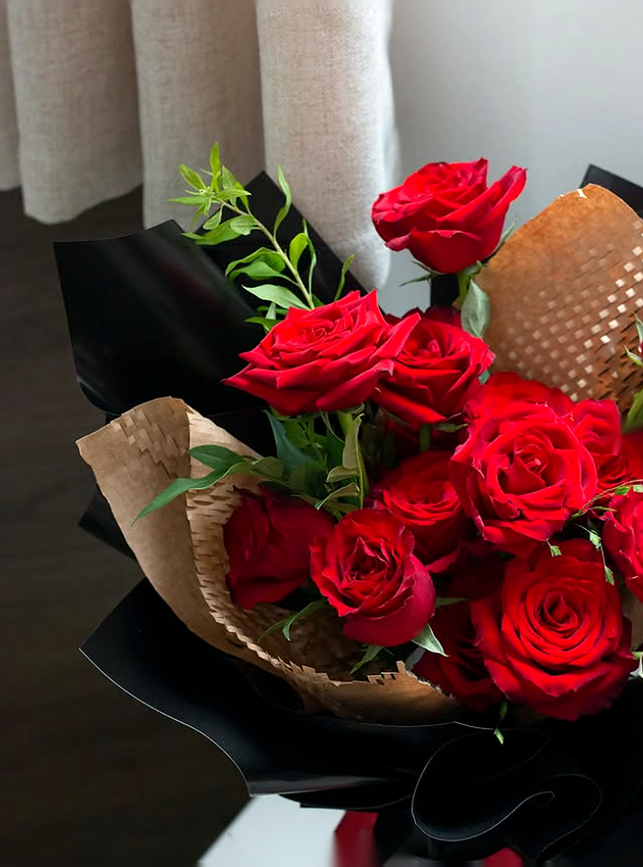 Crimson Nocturne chi tiết 1-2 - hoa valentine do ruou co dien Flocaa
